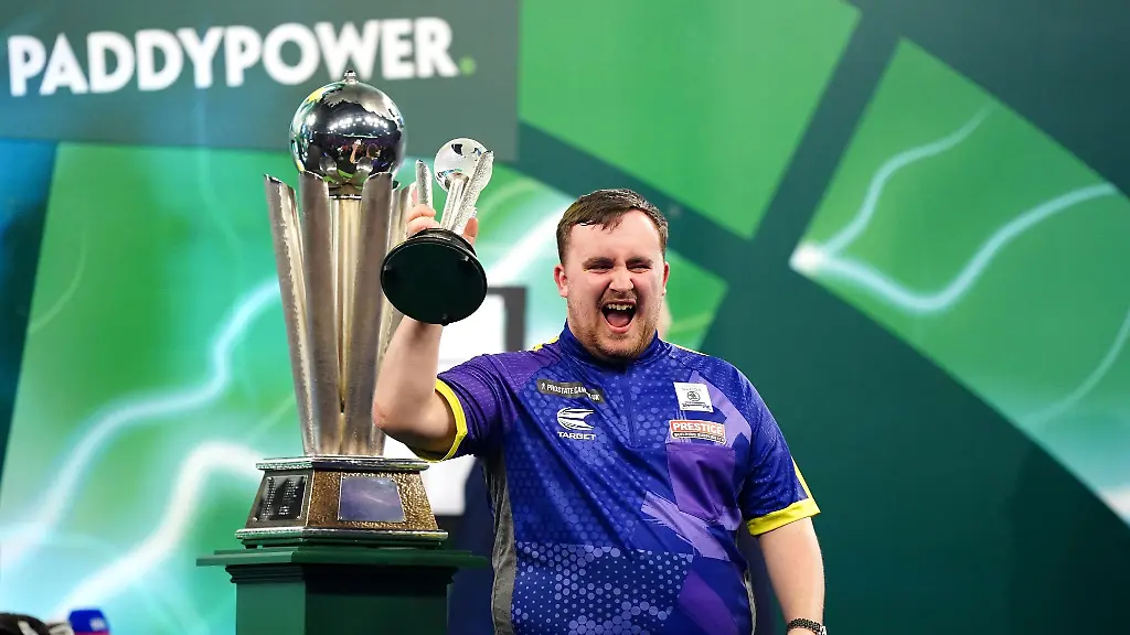 Luke-Littler-jubelt-mit-dem-Pokal-fuer-den-zweiten-Platz