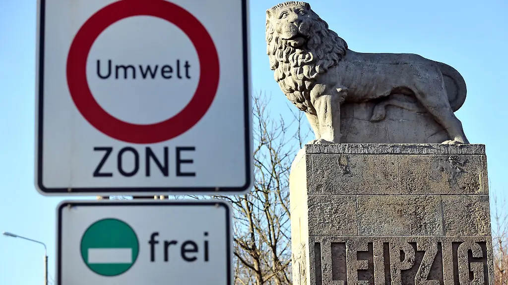 Ein-Schild-weist-neben-dem-Leipziger-Loewen-auf-eine-Umweltzone-hin