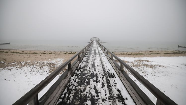 Zwischenzeitlich mildere Temperaturen und viel Regen können in den kommenden Tagen für rutschige Straßen und Wege sorgen.
