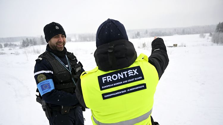 Frontex-Beamte auf Patrouille: Auf russischer Seite befinden sich noch große Gruppen von Migranten, etwa aus Afrika.