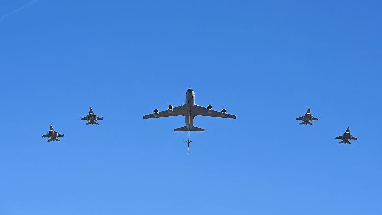 F-16 Kampfjets der US-Luftwaffe mit einem Tankflugzeug während einer Übung. 