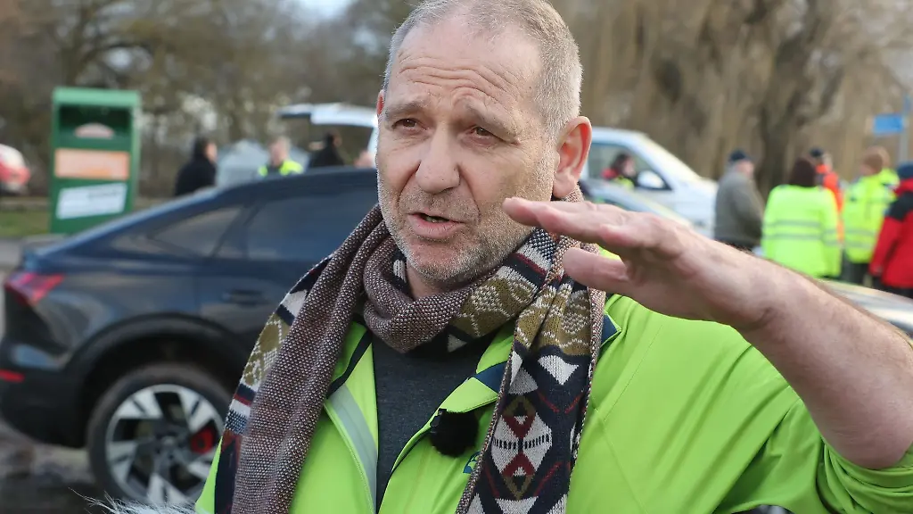 Der-Thueringer-Umweltminister-Bernhard-Stengele-Die-Gruenen-spricht-am-Ufer-des-Flusses-Helme