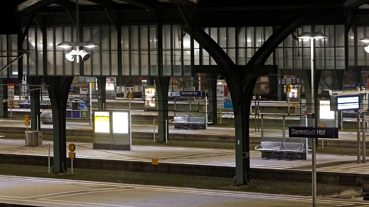 Nichts geht mehr an vielen Bahnhöfen am späten Abend.