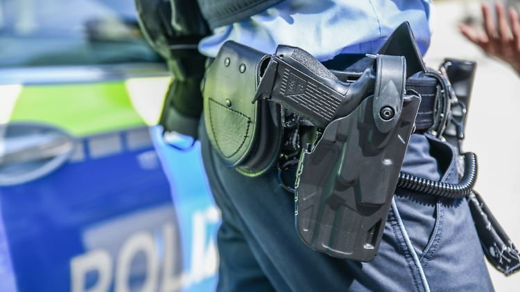 Polizeiangaben zufolge wurde der Mann vor dem Schuss des Beamten aufgefordert, das Messer wegzulegen. 