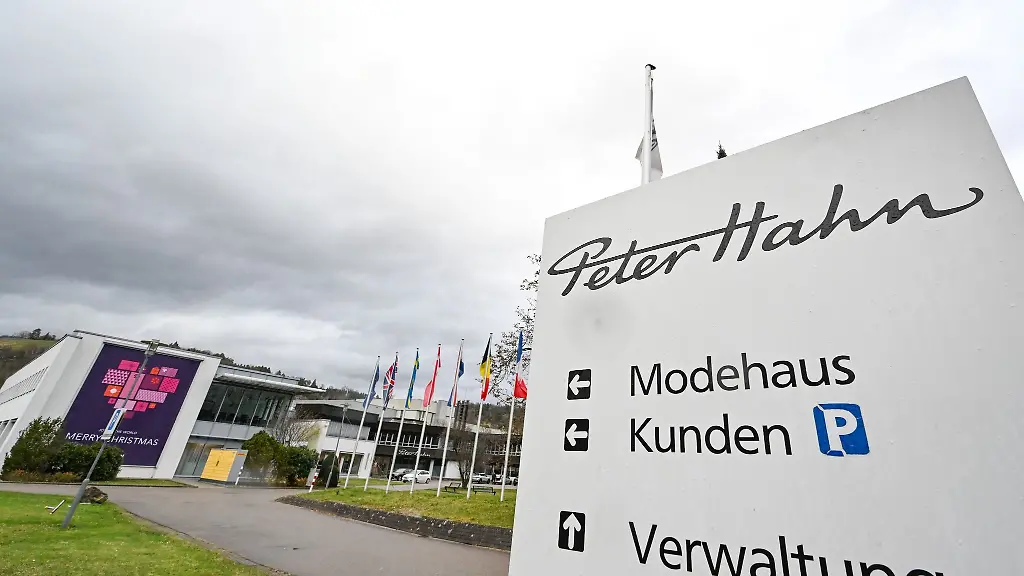 Ein-Schild-mit-dem-Logo-des-Modehaendlers-Peter-Hahn-steht-vor-der-Zentrale
