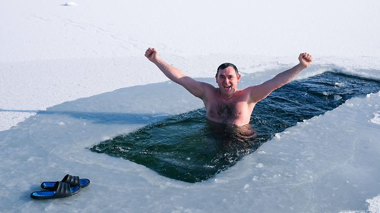Glücklicher Winterschwimmer: Wer ins eiskalte Wasser will, sollte einiges beachten, sonst kann es auch schaden.