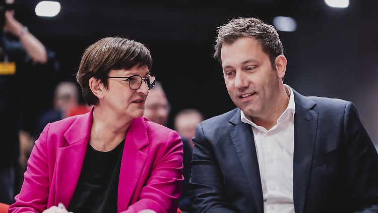 Esken und Klingbeil im CityCube Berlin: Sie bleiben SPD-Vorsitzende.