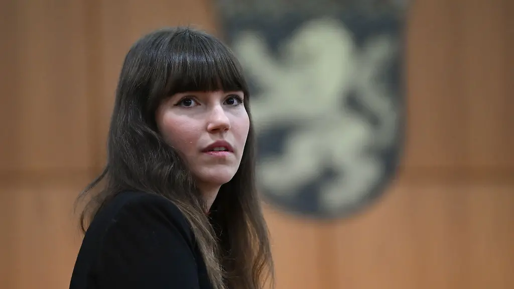 Carla-Hinrichs-Klimaaktivistin-der-Letzten-Generation-wartet-im-Gerichtssaal-auf-den-Prozessbeginn