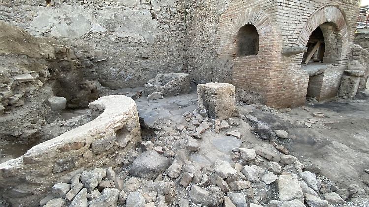 Vor rund 2000 Jahren mussten Sklaven hier in einem kleinen Raum mit vergitterten Fenstern Getreide mahlen. 