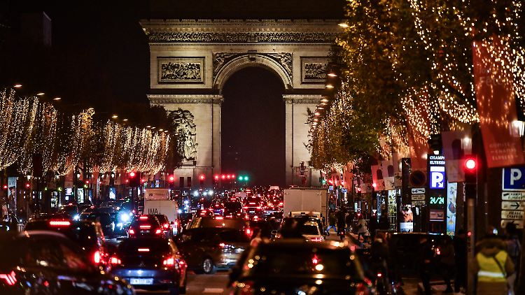 Der Autoverkehr auf den Champs Élysées im Dezember 2023..