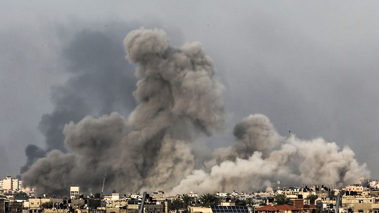 Nach einem Luftangriff im südlichen Gazastreifen. Mahmoud Abu Khater  und seine Familie wollen raus aus dieser Hölle.