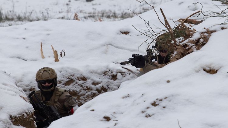 Ukrainische Soldaten trainieren in einem Schützengraben in Wedrzyn, wenige Tagen bevor sie an die Front geschickt werden.