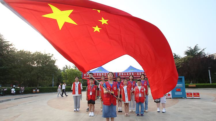 Freiwilligengruppe bei der Rekrutierung von Fahnenträgern in Lianyungang in der Provinz Jiangsu im Osten Chinas.