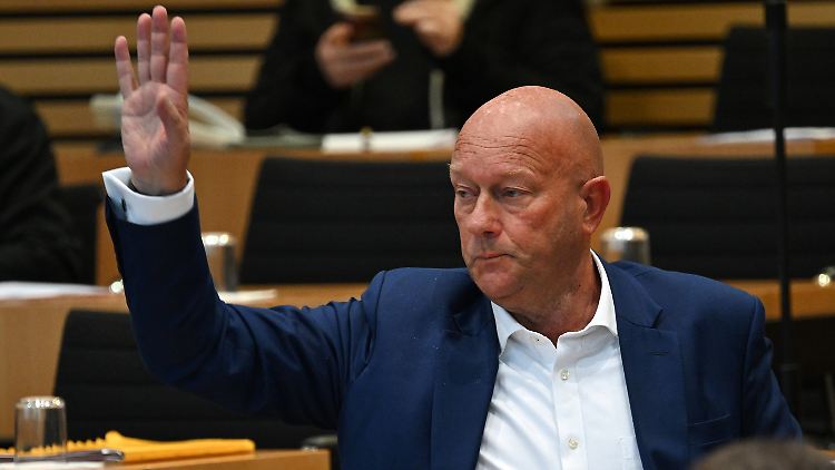 Thüringens FDP-Chef Kemmerich bringt sein Vorhaben mithilfe von CDU und AfD durch den Landtag.