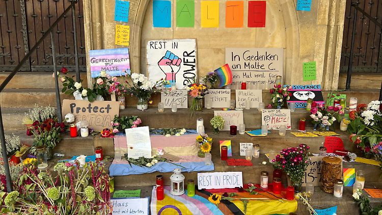 Die Gedenkstätte für den getöteten Malte C. in Münster, der auf dem Christopher Street Day 2022 angegriffen wurde und später verstarb. 