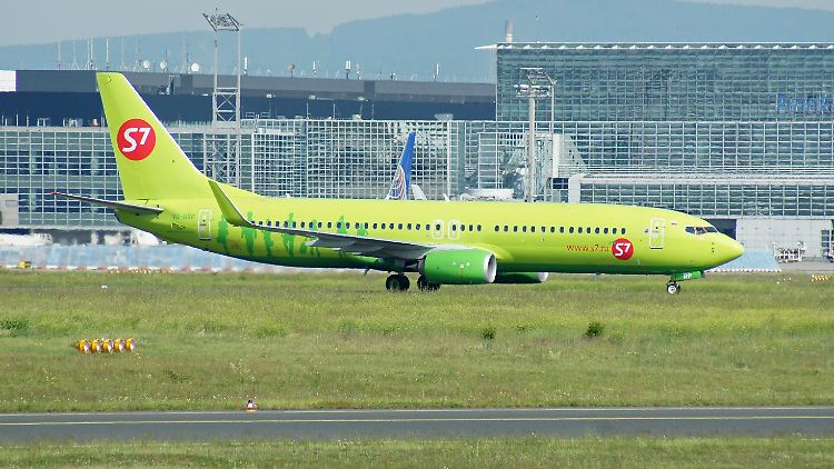 Eine Boeing 737-800 der russischen Fluggesellschaft S7 musste in Sibirien notlanden (hier ein Foto aus Frankfurt im Jahr 2019).
