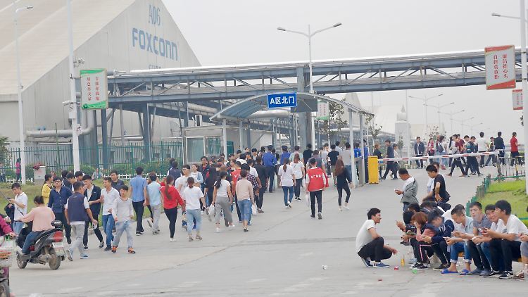 China ist das wichtigste Produktionsland für Apple: In der "iPhone-Stadt" Zhengzhou leben und arbeiten zu Spitzenzeiten fast 300.000 Foxconn-Mitarbeiter.  