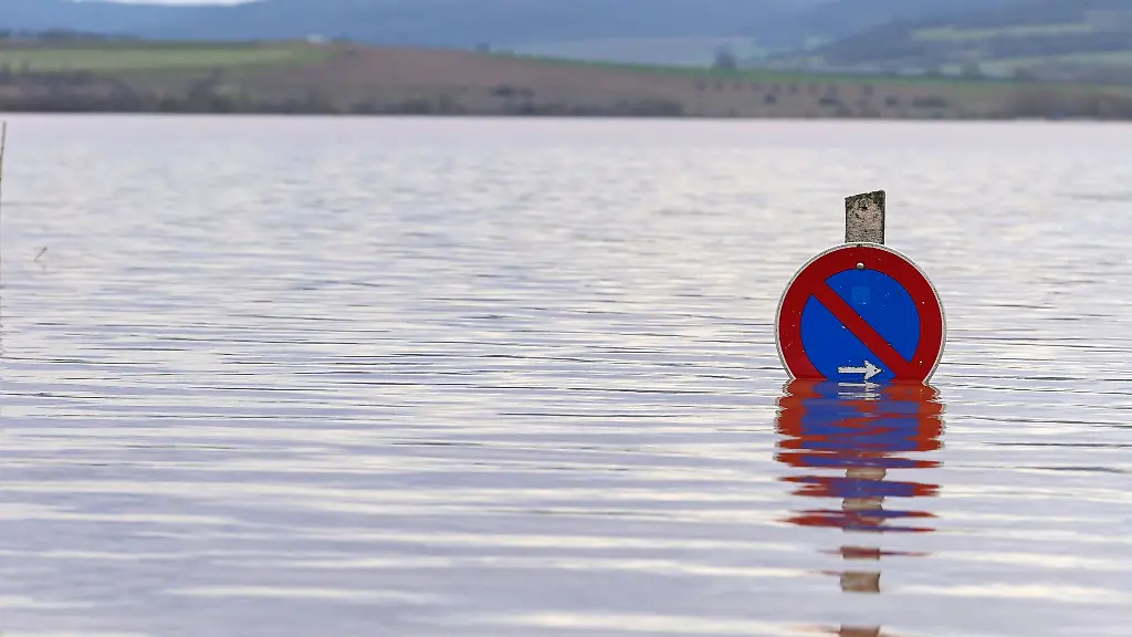 Ein-Schild-steht-im-Hochwasser