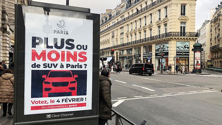 Mit Schildern wie "Mehr oder weniger SUVs in Paris?" wirbt die Stadtregierung für die Abstimmung. 
