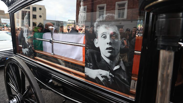 In einer Kutsche wurde Shane MacGowans Sarg durch Dublin gefahren.