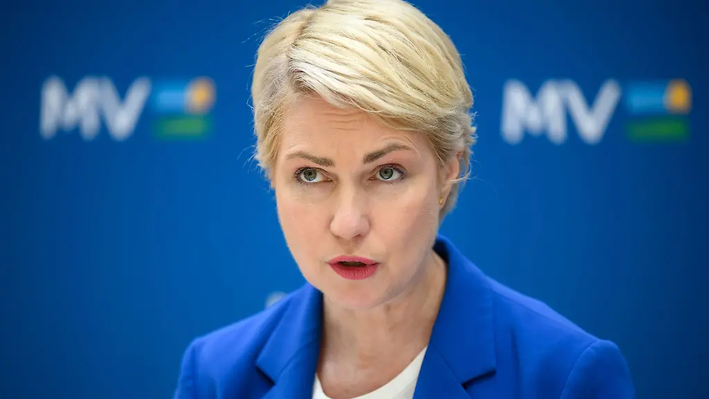 Mecklenburg-Vorpommerns-Ministerpraesidentin-Manuela-Schwesig-waehrend-einer-Pressekonferenz