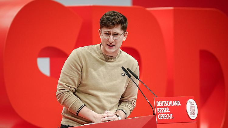 Juso-Chef Philipp Türmer lehnt sich gegen den Kanzler auf.