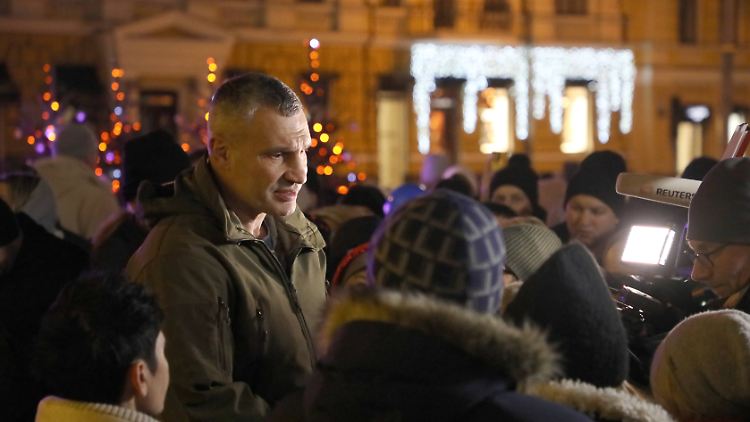 Kiews Bürgermeister Vitali Klitschko bei der Erleuchtung des Weihnachtsbaums auf dem Sophienplatz am 6. Dezember - dem Nikolaustag.