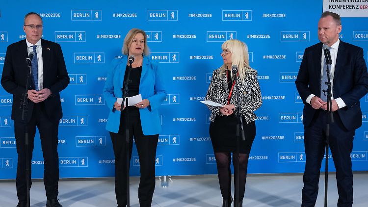 Peter Beuth aus Hessen, Bundesministerin Nancy Faeser, Iris Spranger aus Berlin sowie ihr Hamburger Kollege Andy Grote waren bereits am Donnerstag bei einer Pressekonferenz gut gestimmt, gemeinsame Beschlüsse zu verabschieden.