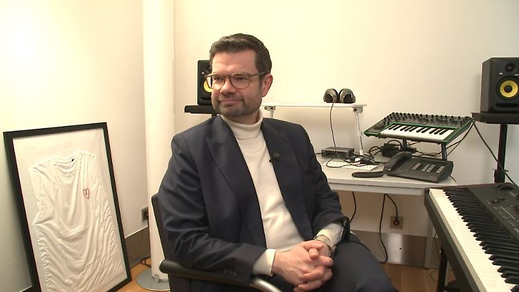 In einem kleinen Raum neben seinem Büro, in dem Platz für ein Bett für durchgearbeitete Nächte wäre, steht sein Piano.