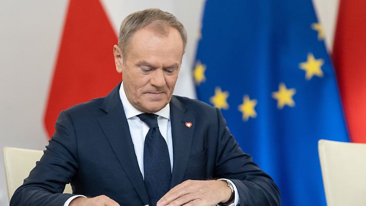 Der Koalitionsvertrag der neuen polnischen Regierung unter Führung von Donald Tusk ist seit einem Monat unterschrieben, doch die abgewählte PiS-Partei klammert sich an die Macht. 