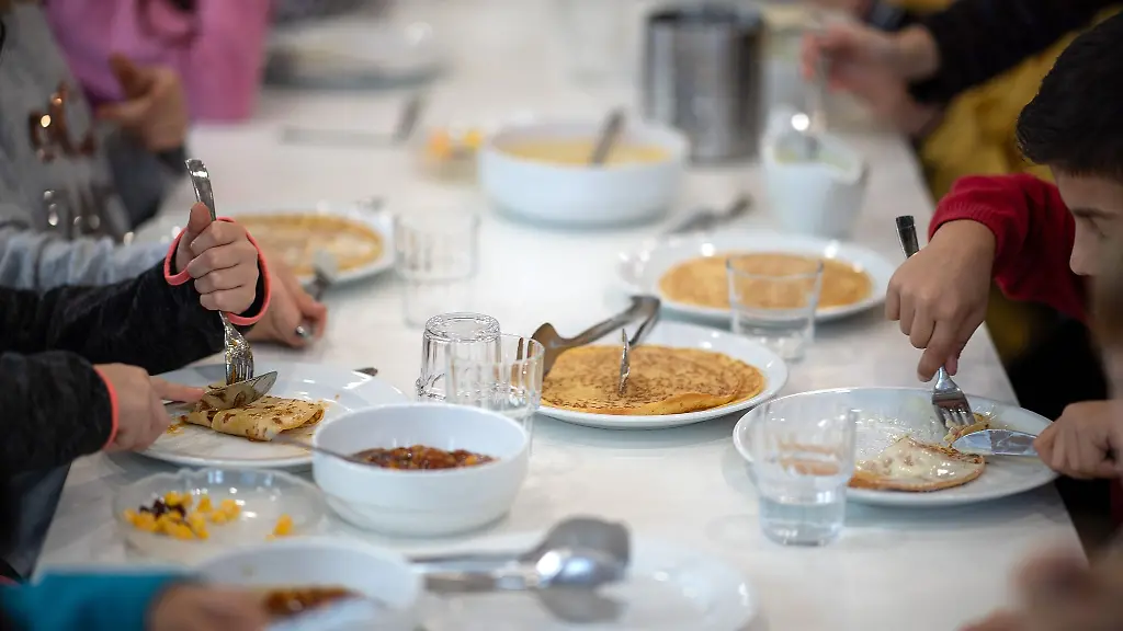 Kinder-essen-in-der-Kantine-einer-Grundschule-Mittag