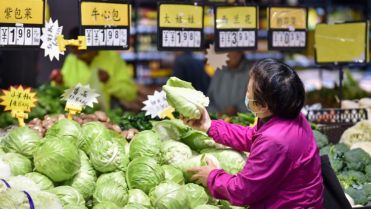 Chinesische Verbraucher profitieren derzeit von günstigen Preisen im Supermarkt.
