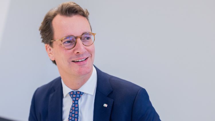 Wüst ist für starke Volksparteien, daher sähe er auch eine starke SPD gern.