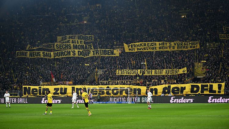 In diversen Bundesliga-Stadien waren Banner wie diese in Dortmund zu sehen, auf denen die Fans ihre Ablehnung der DFL-Pläne deutlich machten.