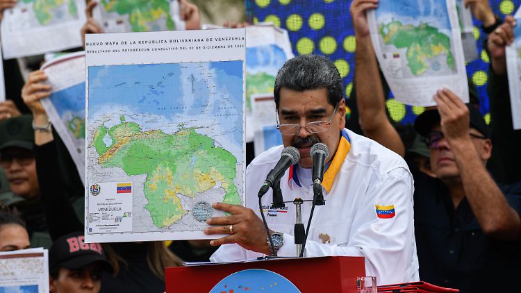 Während einer Wahlkampfveranstaltung zeigt Präsident Maduro eine "neue" Karte, auf welcher zwei Drittel Guyanas zu Venezuela gehören.
