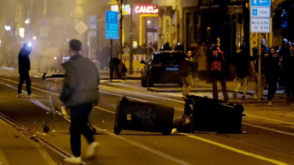 Muelltonnen-liegen-auf-der-Eisenbahnstrasse-im-Osten-der-Stadt