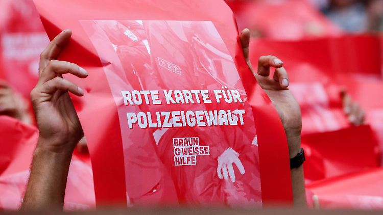 Die Fans des FC St. Pauli forderten schon im August die "Rote Karte für Polizeigewalt".
