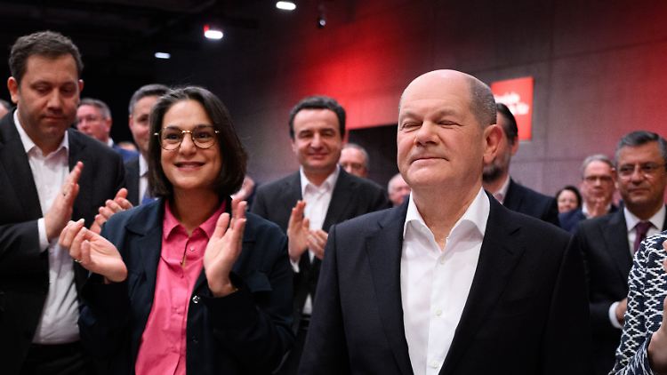 Scholz nimmt den Applaus seiner Partei dankbar entgegen.