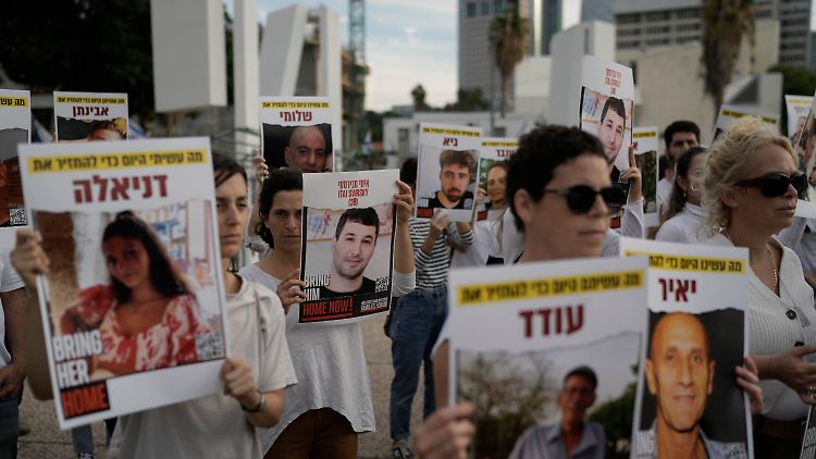 Weiterhin bangen tausende Menschen um die Befreiung von 138 israelischen Geiseln. 