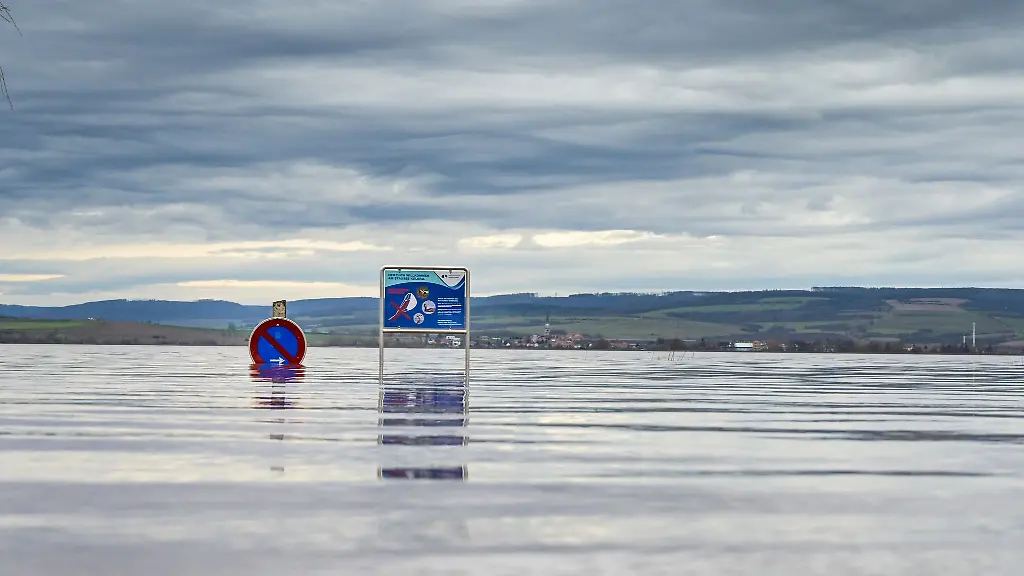 Schilder-stehen-im-Hochwasser-auf-dem-Campingplatz-an-der-Talsperre-Kelbra