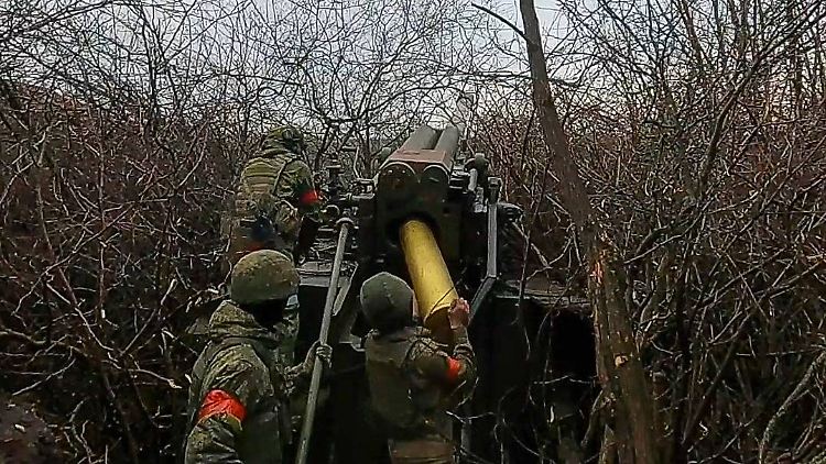 Russische Soldaten an einer Haubitze in der Ukraine. 