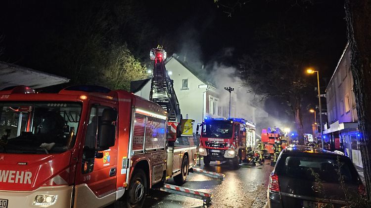 "Die Straße gleicht einem Trümmerfeld, alles ist voller Schutt und Glasscherben", so ein Feuerwehrsprecher.
