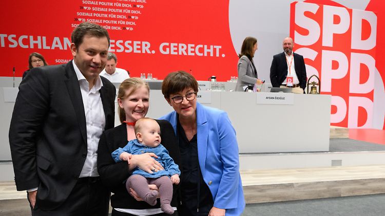 Kind im Zentrum: Die Parteitagsdelegierte Theresa Abend aus Hannover macht ein Erinnerungsfoto mit ihrem Baby und den Parteivorsitzenden Klingbeil und Esken.