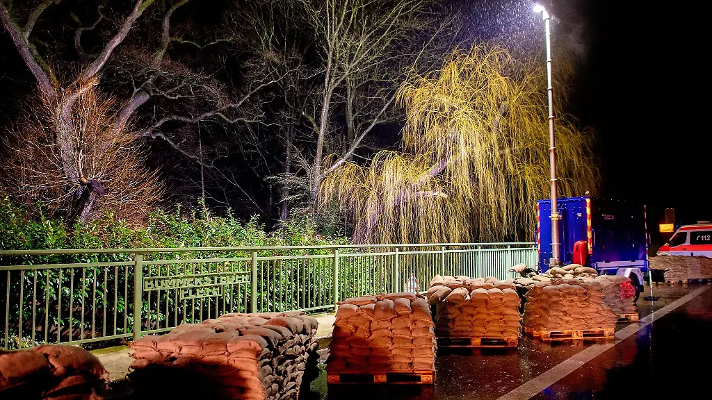 Zahlreiche-Sandsaecke-stehen-auf-einer-Bruecke