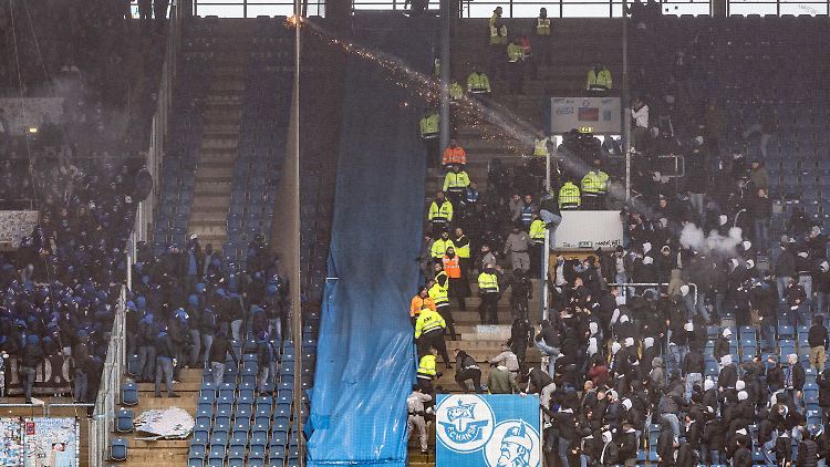 Die Fans des FC Schalke 04 waren in einen leeren Block vorgedrungen.
