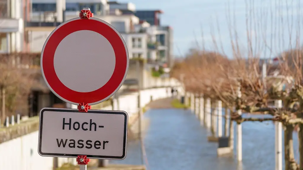 Ein-Schild-am-Rheinufer