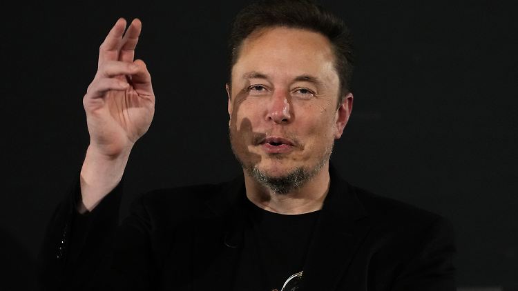 Elon Musk hat das X-Konto von Alex Jones entsperren lassen. 