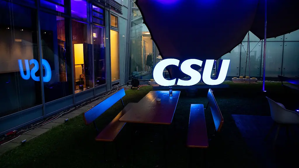 Das-Logo-der-CSU-im-Innenhof-der-Parteizentrale-in-Muenchen