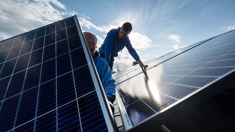 Nicht nur sie sind gefragt: Fachkräfte im Bereich der erneuerbaren Energien.