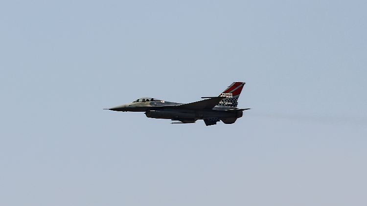 Die F-16 Fighting Falcon ist ein einstrahliges Mehrzweckkampfflugzeug aus US-amerikanischer Produktion.